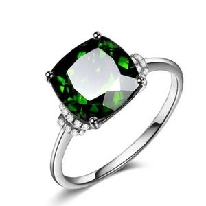 Elegant Silver and Green Gemstone Ring